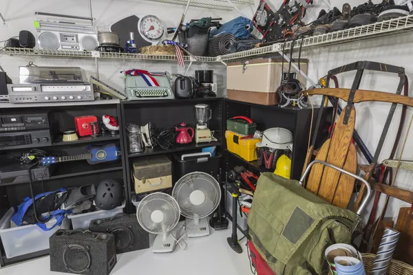 Image d'un garage qui a besoin d'un débarras